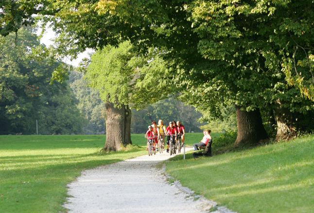 Radfahrer im Schlosspark Rosenau