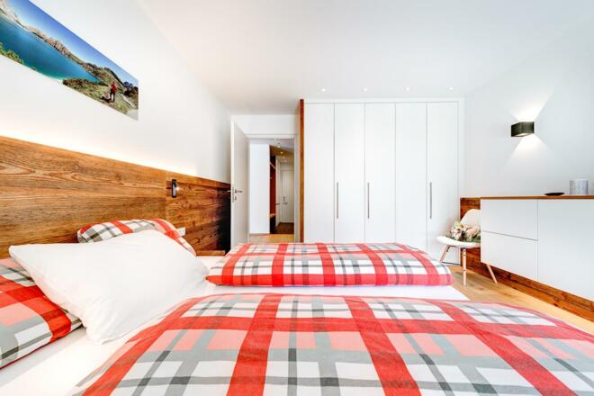 Schlafzimmer 1 mit großer Schrankwand_014