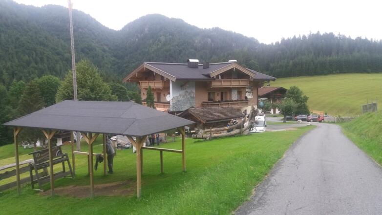 Wir verlassen das Grundstück in Richtung Kapelle über den asphaltierten Fahrweg.