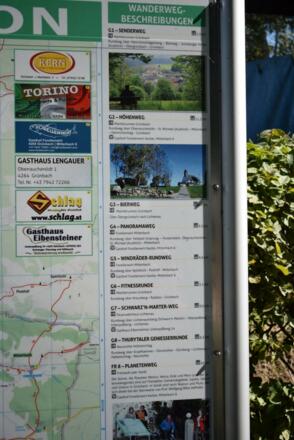 Infotafel mit Wegbeschreibungen