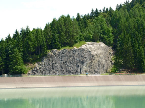 Blick über den See zum Klettergarten
