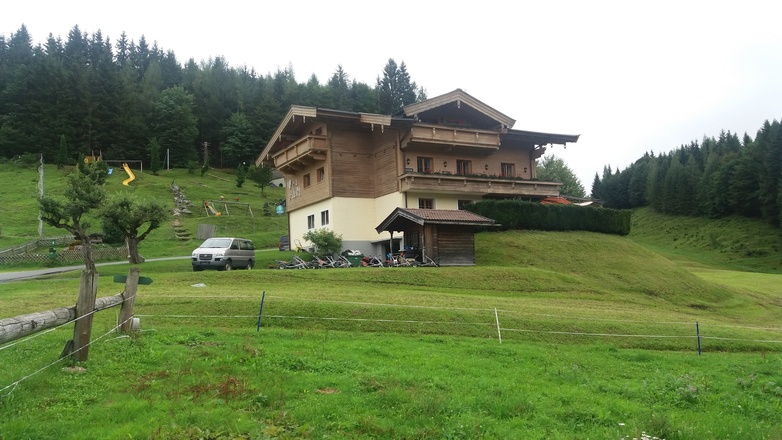 Hauptgebäude mit Spielplatz und Bogenschießanlage.