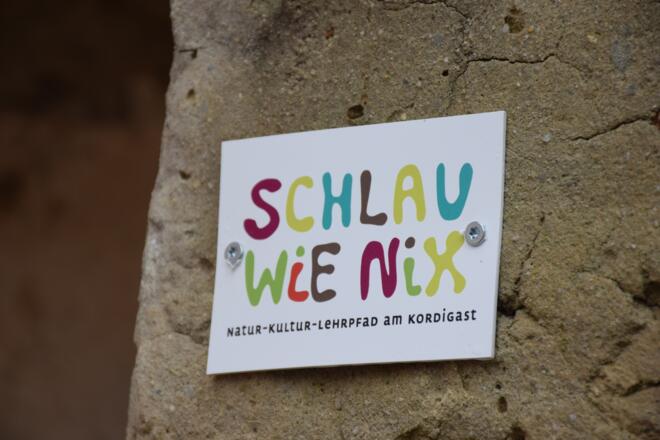 Markierungszeichen Lehrpfad &quot;Schlauwienix&quot; (H. Bauer)