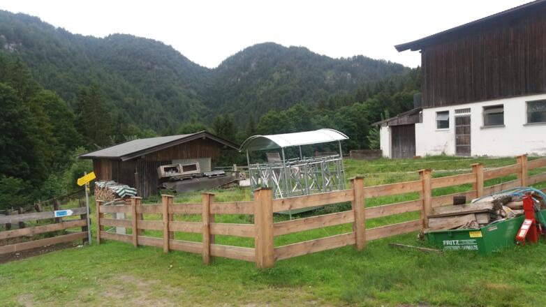 Beim gelben Wegweiser betreten wir das Grundstück des Gasthofes.