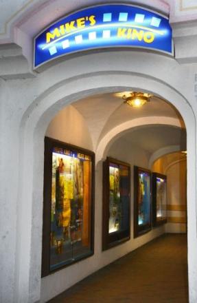 Eingangsbereich zu Mike's Kino mit Leuchtreklame.