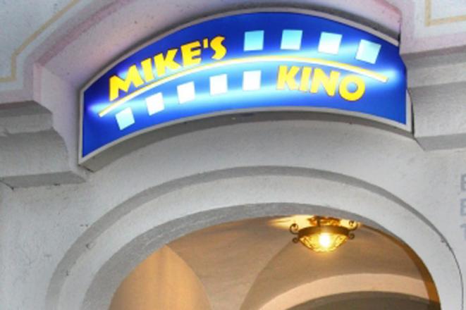 Schild über dem Eingangsbereich von Mike's Kino in Prien.