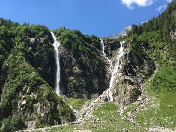 Zahlreiche Wasserfälle nach dem Gasthof Alpenrose
