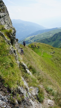 Auf dem letzten Stück zum Gipfel helfen gespannte Seile zum Festhalten