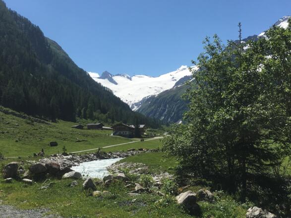 Blick zum Talschluß mit dem Gletscher