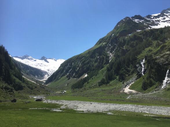 Blick zum Talschluß mit dem Gletscher