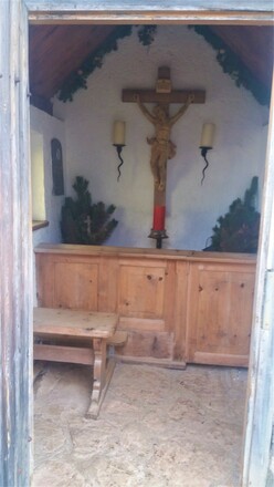 Blick durch die Außentür in die Kapelle.