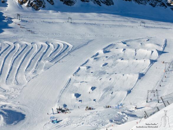 Langlaufloipe und Funpark unten am Gletscher