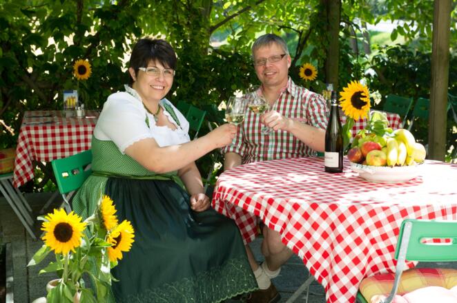 Weinlaube des Restaurant Fischermandl mit den Wirtsleuten