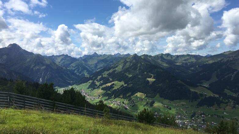 Blick von der Kuhgehrenspitze Richtung Mittelberg und Baad