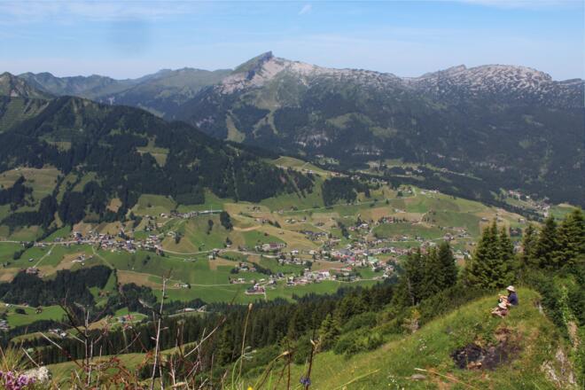 Aussicht von der Kuhgehrenspitze auf Hirschegg, Ifen und Gottesackerplateau