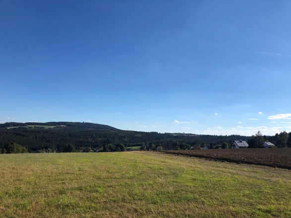 Blick vom Feldkreuz bei Lippertsgrün auf den Döbraberg