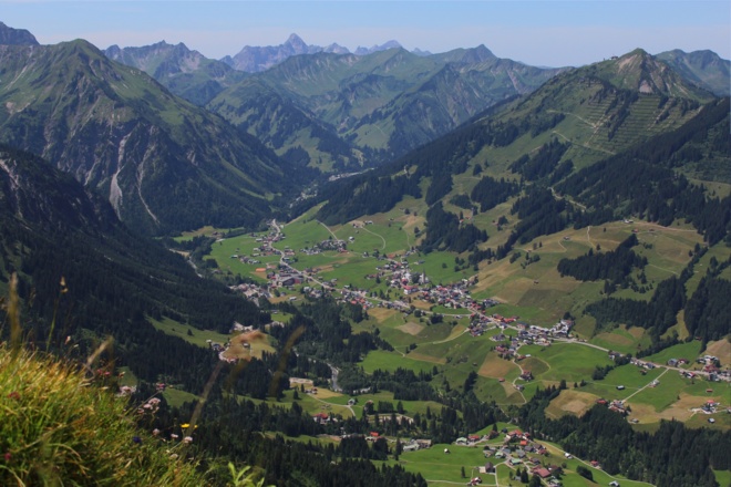 Aussicht von der Kuhgehrenspitze Richtung Mittelberg und Baad