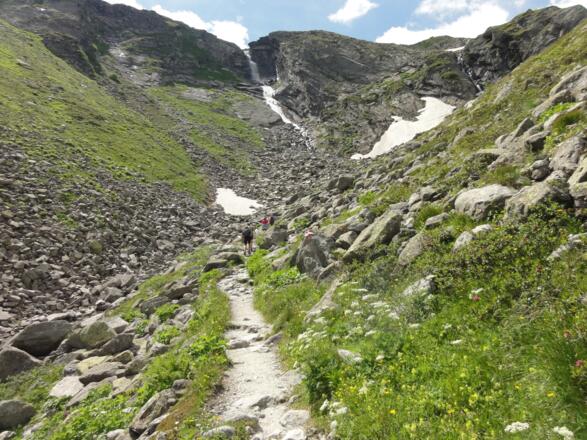 Ab der Materialseilbahn geht´s auf dem Wandersteig weiter
