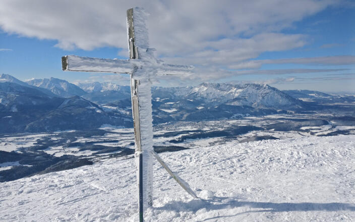Gipfelkreuz Schlenken mit Blick auf den Untersberg