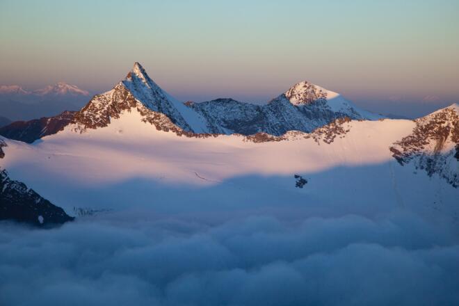 Hintere Schwärze im Wolkenbad