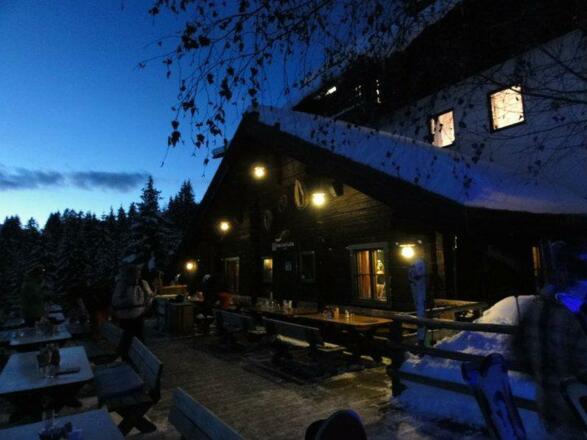 Hecherhütte nachts im Winter