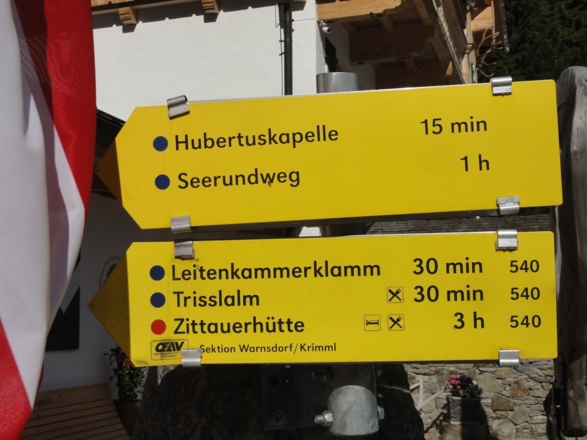 Wegweiser beim Gasthof Finkau