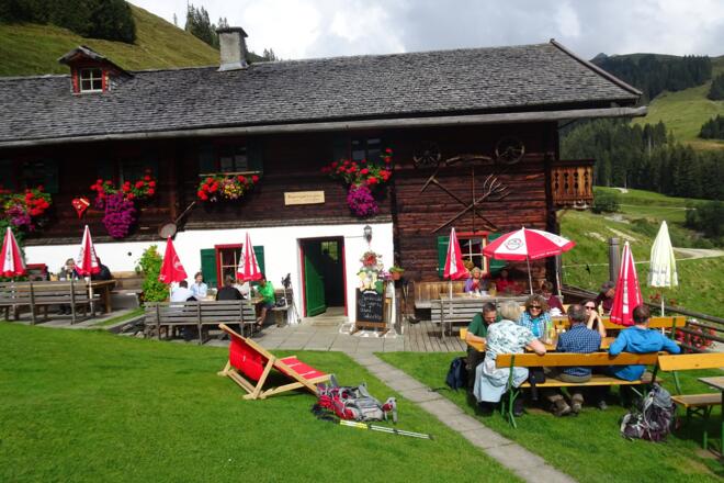 Gemütliche Einkehr bei der Baumgartenalm