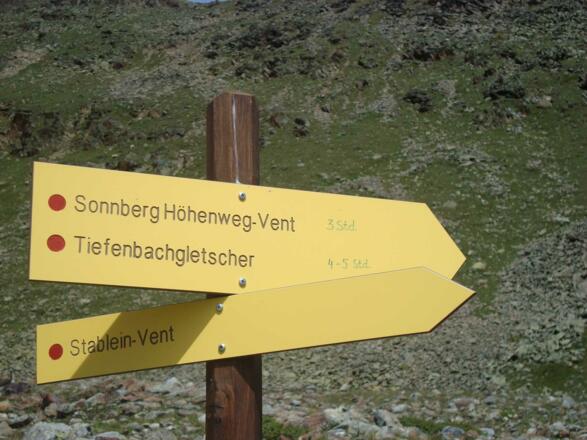 Wegweiser am Höhenweg Sonnberg