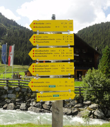 Wegweiser beim Krimmler Tauernhaus