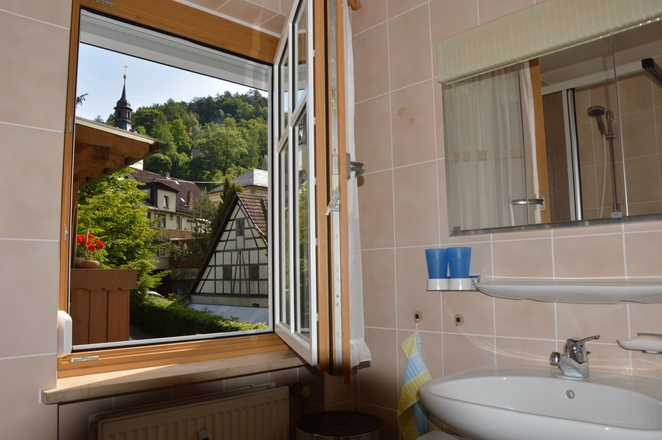 FeWo-Wiesentweg, Fam. Stein - Badezimmer mit Blick zur Dorfmitte mit Laurentiuskirche