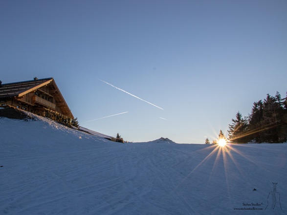 Sonnenaufgang an der Edelweißhütte.