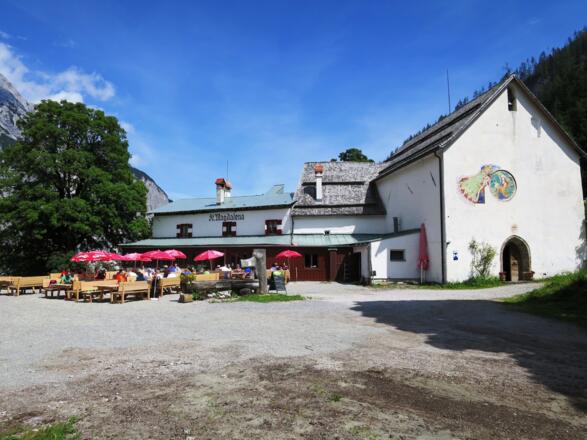 Gasthof und Kapelle St. Magdalena.