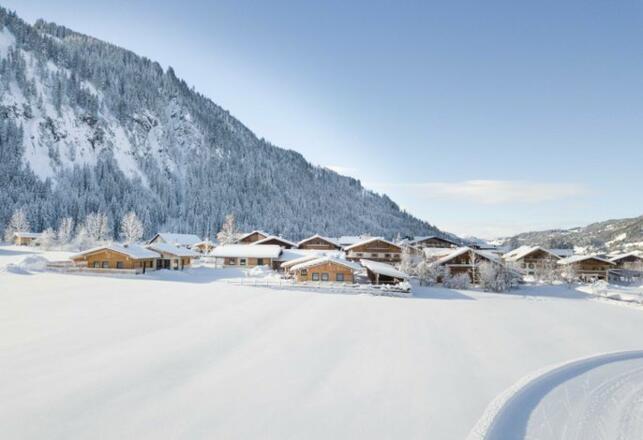 Almdorf Tirol mit Loipeneinstieg