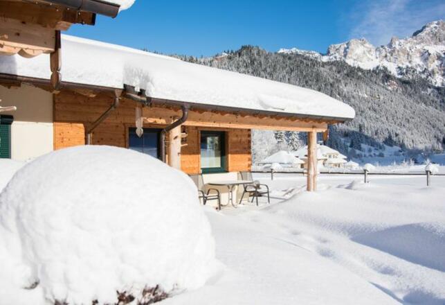 Almdorf Tirol Sonnenterrasse im Winter