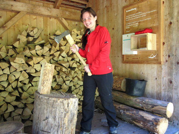 Feuerholz lagert in der Hütte, Biwakplatz Steyrsteg im Nationalpark Kalkalpen
