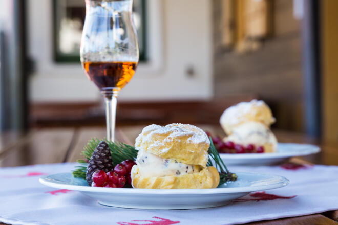 Brandteigkrapferl mit Latschenkieferneis oder Latschenkiefernbrand