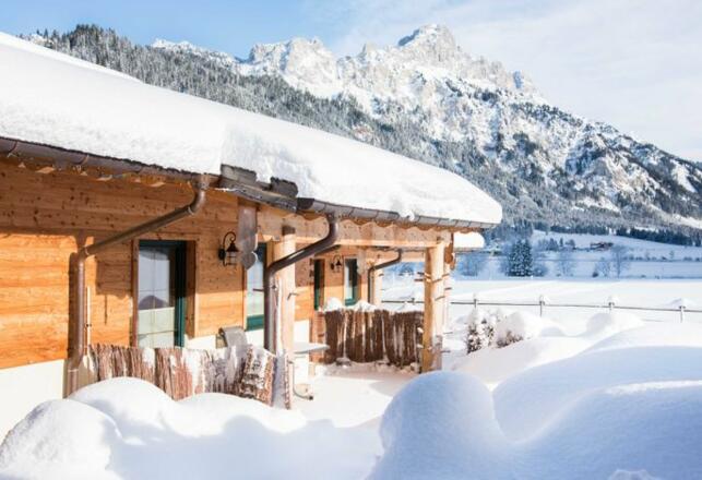 Almdorf Tirol mit Terrasse im Winter