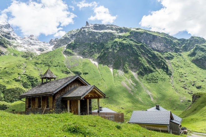 Blick auf Alpe Klesenza mit Kapelle