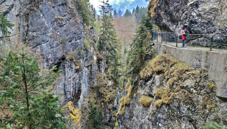 Gießenbachklamm Kiefersfelden - in der Klamm - Blick in die 60 Meter Tiefe Schlucht