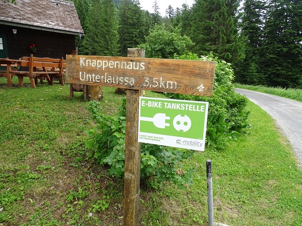 E-Bike laden auf der Mooshöhe während der Öffnungszeiten © Nationalpark Kalkalpen_Buchner