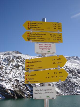 Wegweiser auf der Zittauer Hütte