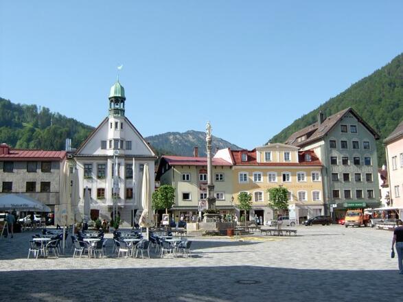 Der Marienplatz, links das Rathaus und zentral die Mariensäule