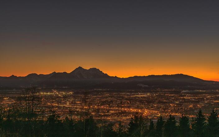 Nächtlicher Blick auf die Stadt Salzburg
