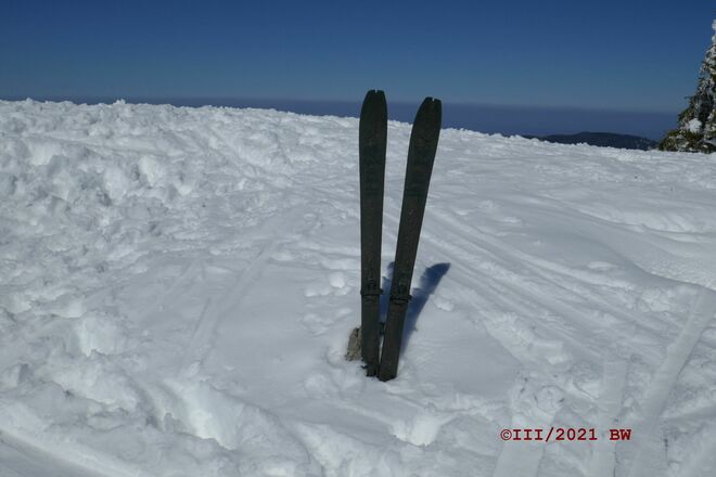 Das Tourenschidenkmal am Hirschberg Schigipfel (Vorgipfel)