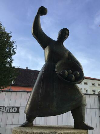Schleifenroute - Deggendorf Skulptur Knödelwerferin