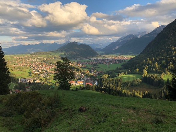 Aussicht auf Pfronten in halber Höhe