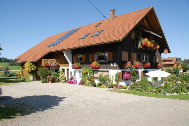 Hausansicht im Sommer