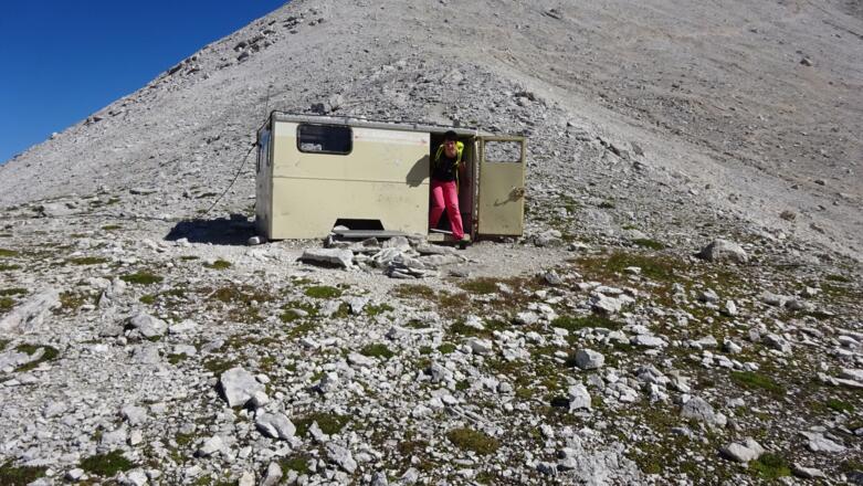Ohne Bücken, kein Eintritt - die Bíwakschachtel in der Breitgrieskarscharte.