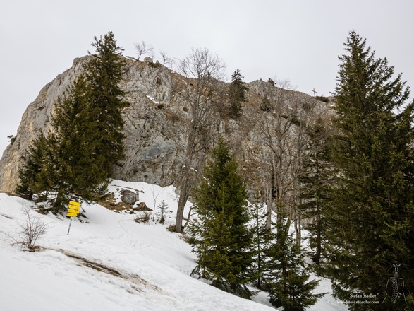 Durch den steilen Gipfelaufbau führt der Klettersteig auf die Wasserwand.