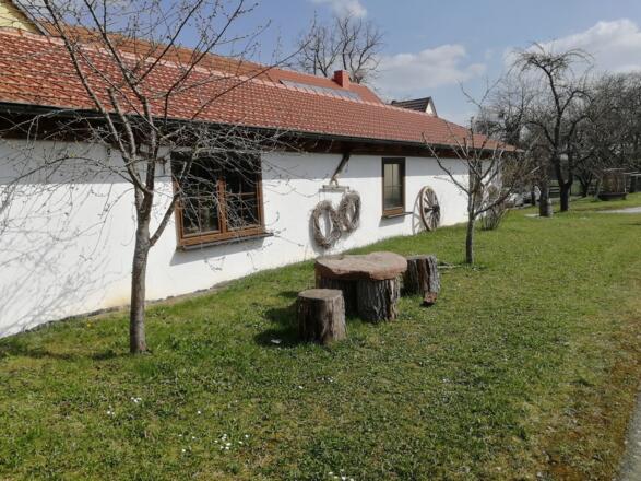 Sitzgruppe vor dem Altenfelder Hof